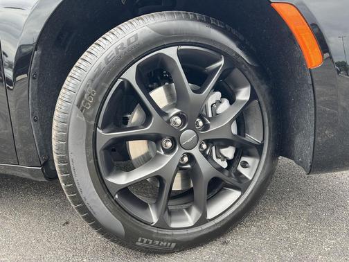 Diamond Black Crystal Pearlcoat 2027 Chrysler Pacifica Limited