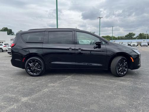 Diamond Black Crystal Pearlcoat 2027 Chrysler Pacifica Limited