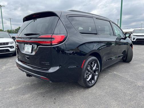 Diamond Black Crystal Pearlcoat 2027 Chrysler Pacifica Limited