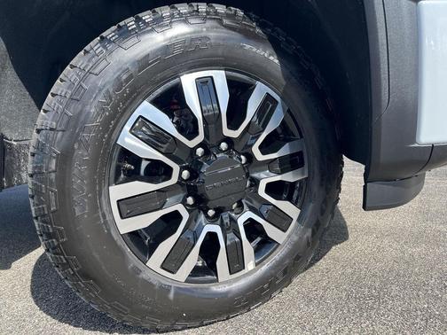 Glacier White Tricoat 2026 GMC Sierra 2500 Denali Ultimate