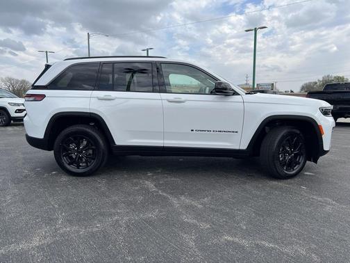 Bright White Clearcoat 2026 Jeep Grand Cherokee Altitude