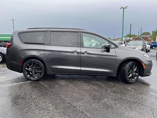 Granite Crystal Metallic Clearcoat 2023 Chrysler Pacifica Touring L