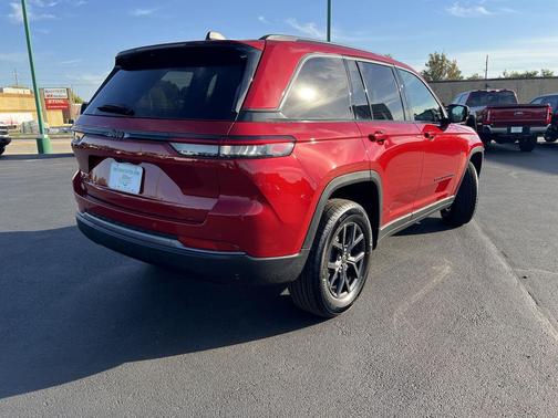 Red Hot Pearlcoat 2027 Jeep Grand Cherokee Altitude