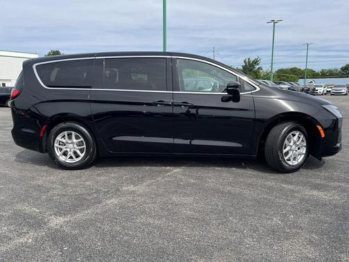 Diamond Black Crystal Pearlcoat 2027 Chrysler Pacifica L