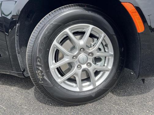 Diamond Black Crystal Pearlcoat 2027 Chrysler Pacifica L