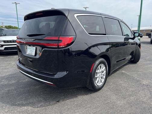 Diamond Black Crystal Pearlcoat 2027 Chrysler Pacifica L