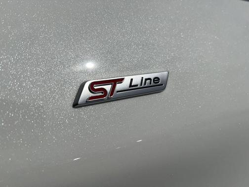 Star White Metallic Tri-Coat 2022 Ford Explorer ST-Line