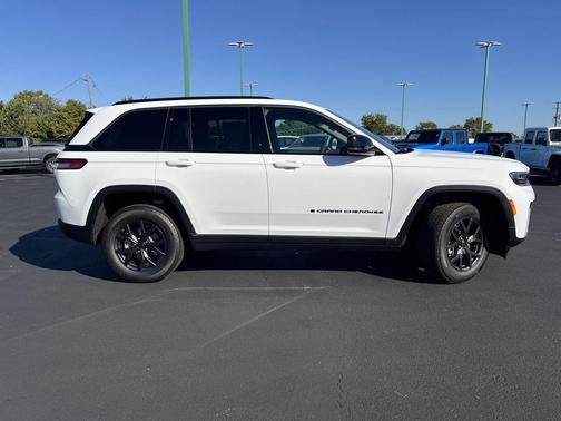 Bright White Clearcoat 2027 Jeep Grand Cherokee Altitude