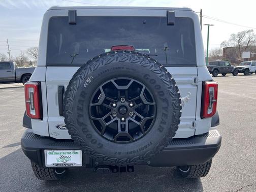 Avalanche Gray 2026 Ford Bronco Badlands