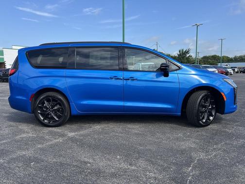 hydro blue pearlcoat 2027 Chrysler Pacifica Limited