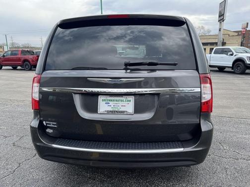 2016 Chrysler Town & Country Touring