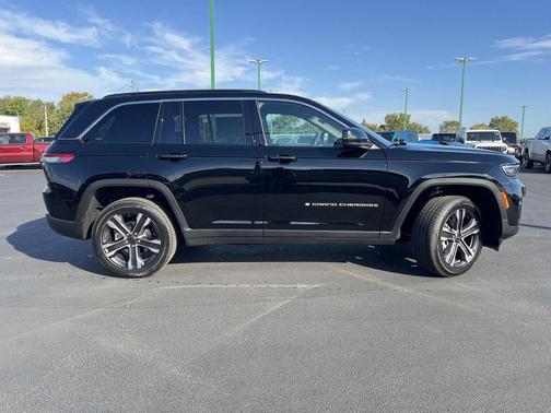 High Gloss Black 2027 Jeep Grand Cherokee Laredo