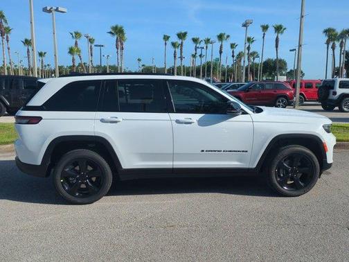 2025 Jeep Grand Cherokee Laredo