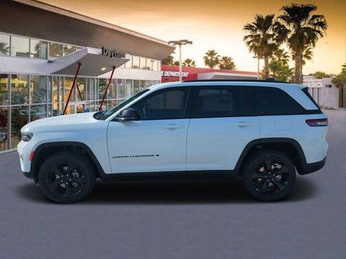2025 Jeep Grand Cherokee Laredo