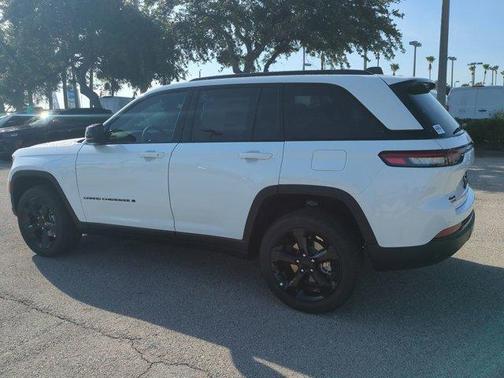 2025 Jeep Grand Cherokee Laredo