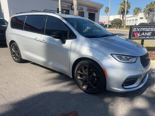 2024 Chrysler Pacifica Touring-L