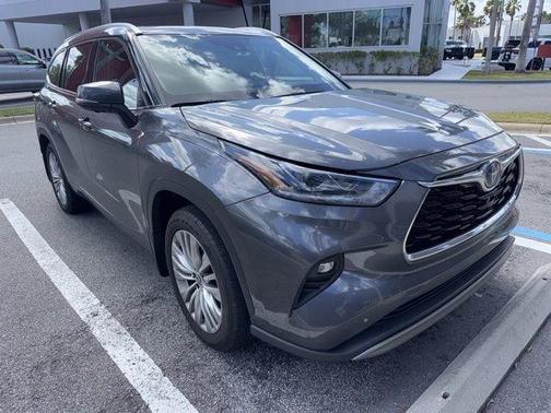 Magnetic Gray Metallic 2024 Toyota Highlander Hybrid Platinum