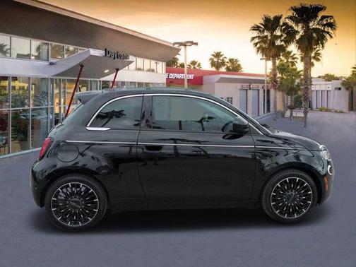 2024 FIAT 500e Music