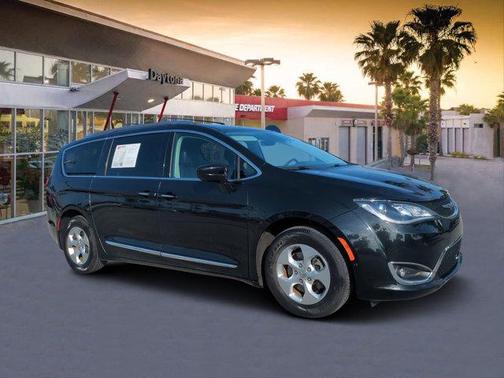 2017 Chrysler Pacifica Touring-L Plus