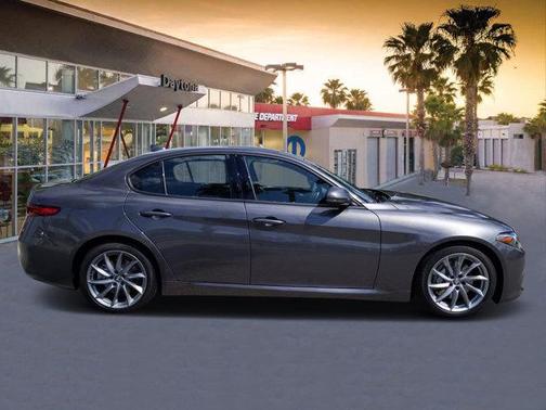 2022 Alfa Romeo Giulia Base