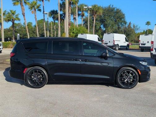 2021 Chrysler Pacifica Touring-L