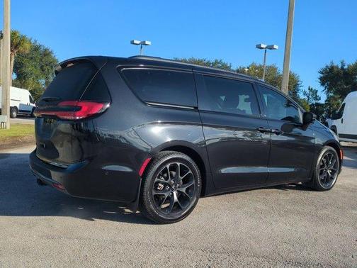 2021 Chrysler Pacifica Touring-L