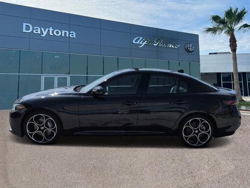Vulcano Black Metallic 2026 Alfa Romeo Giulia Base