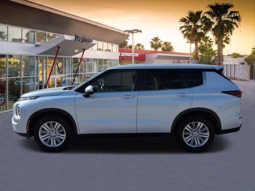 White 2024 Mitsubishi Outlander ES