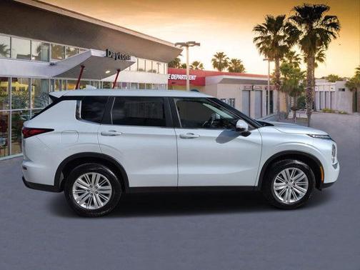 White 2024 Mitsubishi Outlander ES