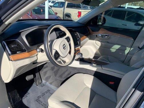 2022 Volvo XC90 T6 Momentum 7 Passenger