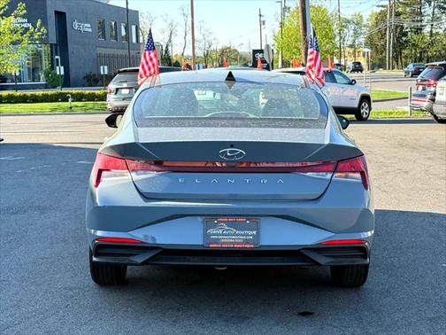 2022 Hyundai ELANTRA SE