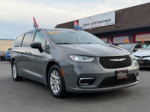 Gray 2023 Chrysler Pacifica Touring L