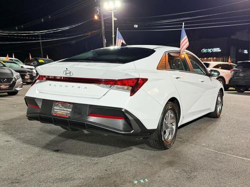 2025 Hyundai ELANTRA SE