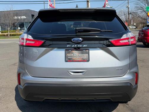 Iconic Silver Metallic 2022 Ford Edge SE