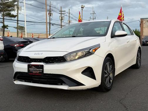 Snow White Pearl 2023 Kia Forte LXS