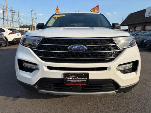 White 2022 Ford Explorer XLT