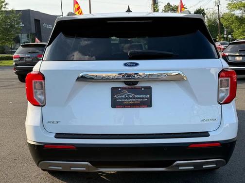 White 2022 Ford Explorer XLT