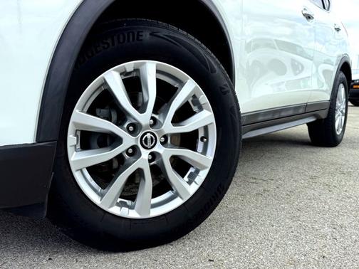 Glacier White 2017 Nissan Rogue SV
