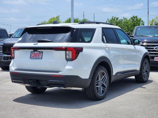 Star White Metallic Tri-Coat 2026 Ford Explorer ST-Line