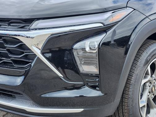 Mosaic Black Metallic 2026 Chevrolet Trax LT