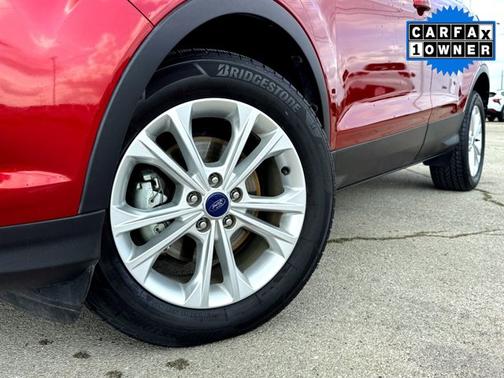 Red 2017 Ford Escape SE