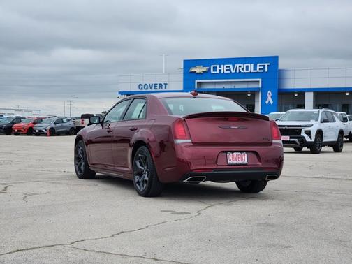 Velvet Red Pearlcoat 2023 Chrysler 300 300S