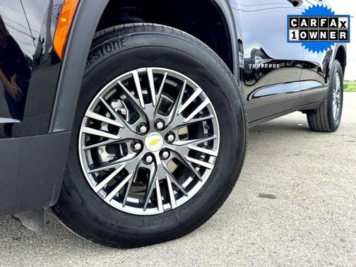 Mosaic Black Metallic 2025 Chevrolet Traverse FWD LT