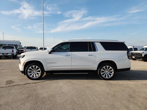 Iridescent Pearl Tricoat 2025 Chevrolet Suburban Premier