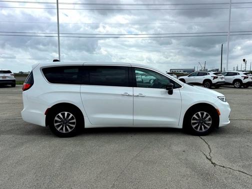 Bright White Clearcoat 2024 Chrysler Pacifica Hybrid Select