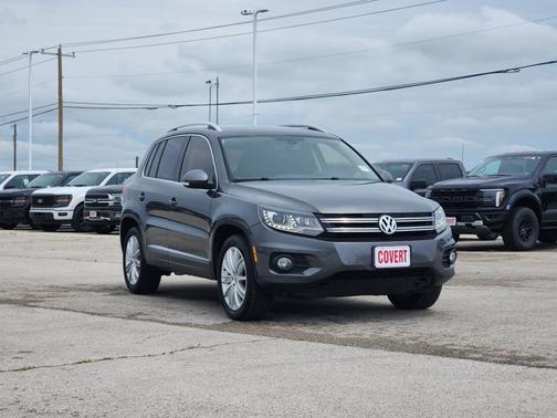 Gray 2016 Volkswagen Tiguan SE