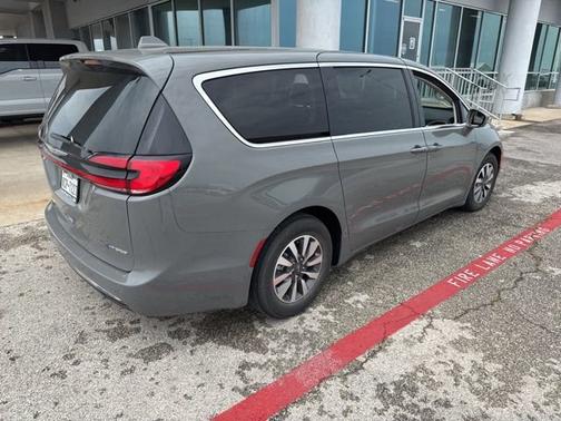 2022 Chrysler Pacifica Hybrid Touring L
