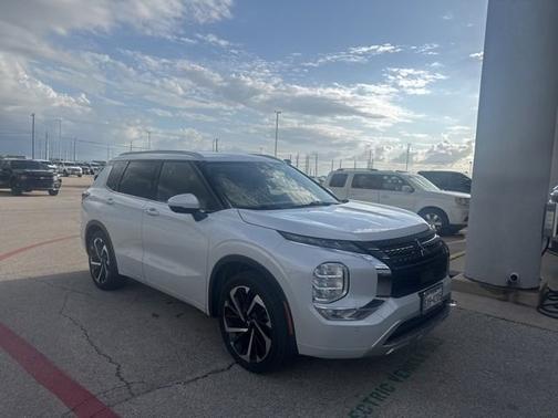 White 2023 Mitsubishi Outlander SEL
