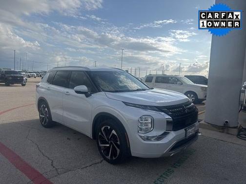 White 2023 Mitsubishi Outlander SEL