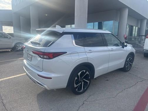 White 2023 Mitsubishi Outlander SEL